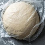 Impasto avvolto nella pellicola in frigorifero.