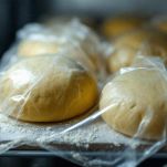 Ciotola coperta con impasto dei biscotti pronta per il riposo