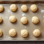 Teglia con palline di impasto ben separate