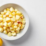 Dadini di mela con succo di limone.