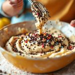 Gocce di cioccolato distribuite nell’impasto dei biscotti