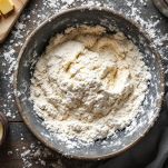 Farina e burro mescolati in ciotola fino a consistenza sabbiosa