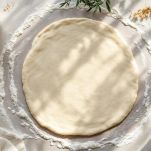 Impasto steso e biscotti ritagliati con foro centrale