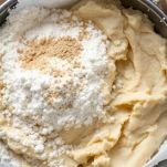 Ciotola con farina e fecola incorporate alla crema