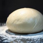 Palla di impasto pronta per il riposo su piano infarinato