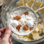 Farina e spezie setacciate su composto in ciotola