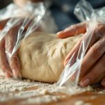 Impasto avvolto nella pellicola trasparente