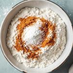 Farina lievito e sale mescolati in ciotola