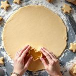 Impasto steso su piano infarinato e biscotti ritagliati