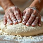 Impasto lavorato a mano su spianatoia