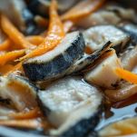 Scarti di pesce in cottura per brodo