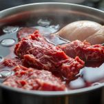 Carne di manzo vitello e mezza gallina in pentola