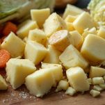 Verdure tagliate a pezzi grossi su tagliere