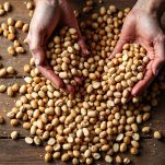 Arachidi senza guscio e pellicina su carta forno