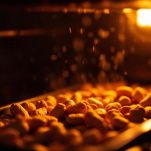 Arachidi dorate all’interno del forno