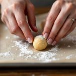 Mani che modellano piccole sfere di impasto