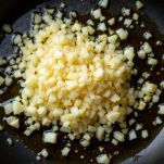 Cipolla e spicchio d’aglio dorati in olio extravergine