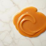 Composto caldo steso su superficie liscia con spatola