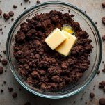 Biscotti tritati mescolati con burro e compattati