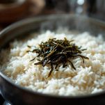 Pentola con riso e acqua durante la cottura