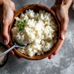 Ciotola di legno con riso mescolato delicatamente