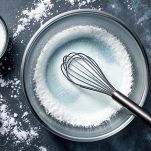 Frusta che scioglie lo zucchero nell’acqua