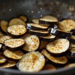 Padella con melanzane che cuociono leggermente