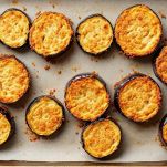 Teglia con melanzane impanate pronte per il forno