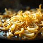 Padella con rondelle di scalogno dorate nell’olio