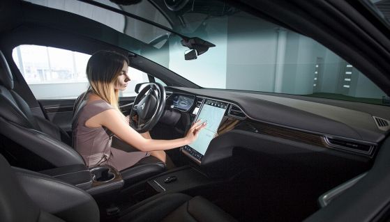 Donna usa il tablet di una macchina Tesla