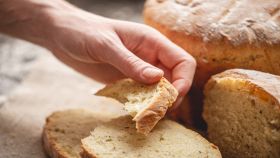 Donna che spezza il pane croccante