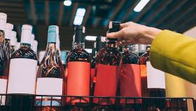 Donna sceglie una bottiglia di vino