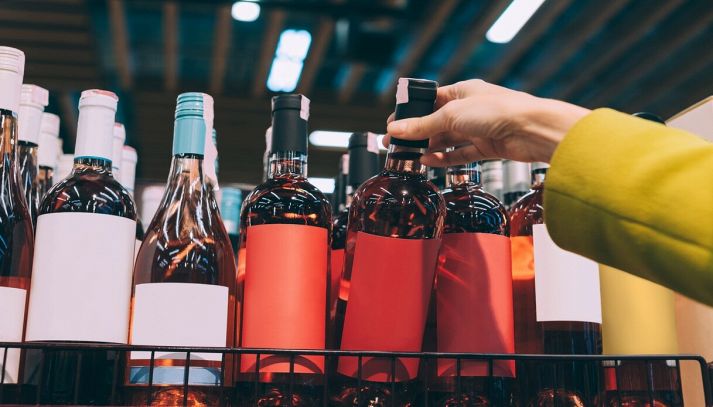Donna sceglie una bottiglia di vino