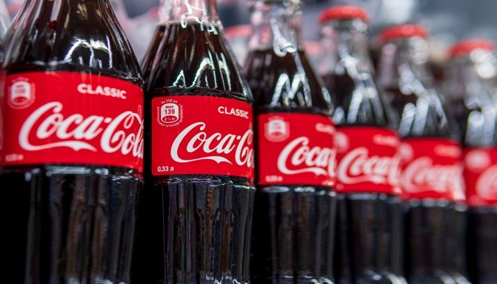 Esposizione bottiglie di Coca Cola in vetro
