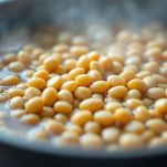 Fagioli in pentola con acqua