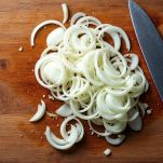 Cipolle affettate su tagliere