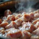 Pezzi di maiale in pentola