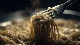 Forchetta che attorciglia gli spaghetti