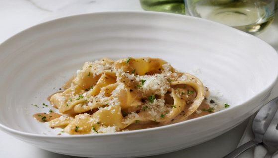 Gustoso piatto di pappardelle cacio e pepe