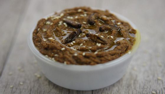 Hummus arricchito con farina di grillo