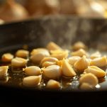 Cozze pulite con aglio in cottura