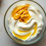 Condimento cremoso in ciotola