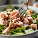 Tonno in ciotola sminuzzato con forchetta