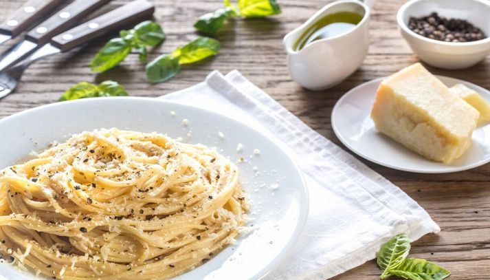 Invitante piatto di spaghetti cacio e pepe