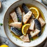 Fette di pesce spada in marinatura in una terrina