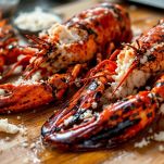 Astice aperto sul tagliere