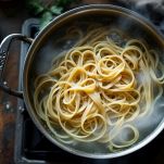 Linguine nella pentola in ebollizione