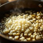 Cipolla tritata che imbiondisce in pentola