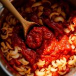 Salsa rossa nella pentola con soffritto