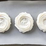 Dischi di meringa sulla teglia